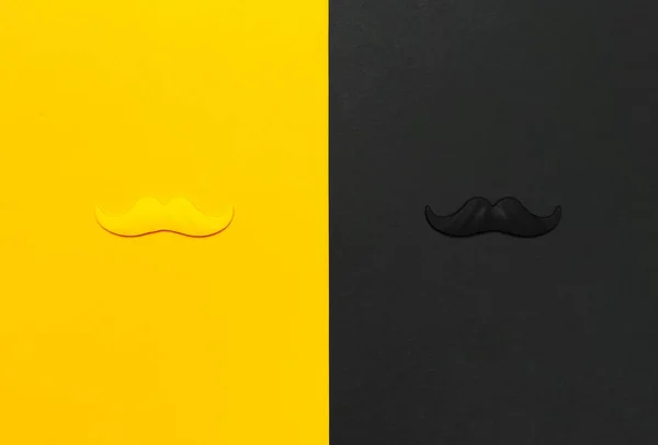 Conceito de decoração de festa criativa. bigode preto e amarelo, adereços para cabines de fotos, festas de carnaval em fundo amarelo preto vista superior plana espaço de cópia Dia do pai Saúde dos homens mês de conscientização — Fotografia de Stock