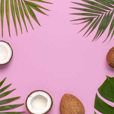 Pembe arka plan üzerinde tropikal yaprakları ve taze hindistan cevizi Çerçeve. Düz döşeme, üst görünüm, kopyalama alanı. Yaz geçmişi, doğa. Sağlıklı yemek pişirme. Yaratıcı sağlıklı gıda kavramı, hindistan cevizi yarısı