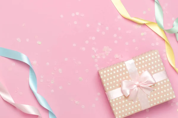 礼品或礼物盒，美丽的节日丝带，粉红色的背景顶视图的纸屑。平躺组成为庆祝，节日，生日情人节3月8日母亲节，婚礼。祝贺 — 图库照片
