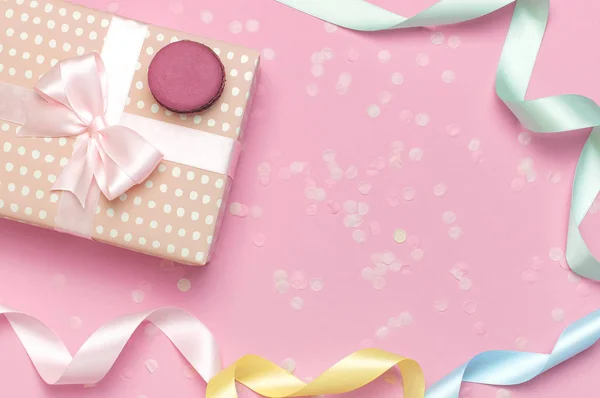 Geschenk-oder Geschenkbox schöne festliche Band Kuchen Macaron oder Makronen Konfetti auf rosa Hintergrund Draufsicht. flache Liegekomposition für Feiertage Geburtstag, Valentinstag, 8. März, Muttertag — Stockfoto