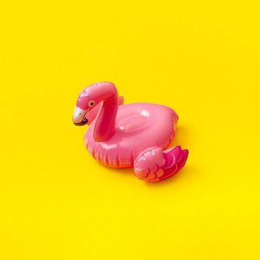 Yaratıcı yaz plaj konsepti. Sarı arka plan üzerinde şişme pembe mini flamingo, havuz float parti. Düz yatmak, kopyalama alanı. Flamingo Trend Şişme Oyuncak. Yaz geçmişi. Tasarım düzeni