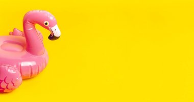 Yaratıcı yaz plaj konsepti. Sarı arka plan üzerinde şişme pembe mini flamingo, havuz float parti. Düz yatmak, kopyalama alanı. Flamingo Trend Şişme Oyuncak. Yaz geçmişi. Tasarım düzeni