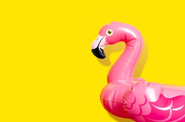 Yaratıcı yaz plaj konsepti. Sarı arka plan üzerinde şişme pembe mini flamingo, havuz float parti. Düz yatmak, kopyalama alanı. Flamingo Trend Şişme Oyuncak. Yaz geçmişi. Tasarım düzeni