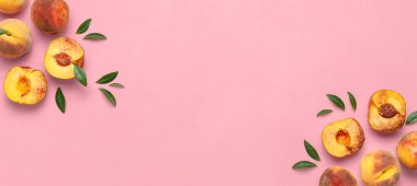 Şeftali ile düz yatıyordu kompozisyon. Pembe arka plan üzerinde yeşil yaprakları ile olgun sulu şeftali. Düz döşeme, üst görünüm, kopyalama alanı. Taze organik meyve, vegan yiyecekler. Hasat konsepti.