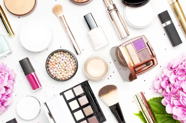 Dekoratif kozmetik maskara tozu ruj göz farı allık makyaj fırçası Seti Desen, ışık arka plan üst görünümü Düz yıldız konfeti. Güzellik blogger kavramı. Moda geçmişi. Makyaj