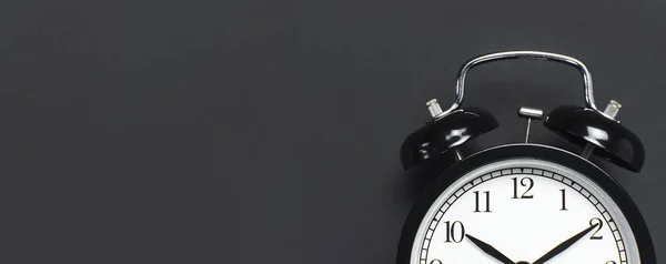 Reloj despertador retro negro sobre fondo gris oscuro vista superior Flat lay copy space. Antecedentes minimalistas, concepto de tiempo, plazo, tiempo para trabajar, mañana —  Fotos de Stock