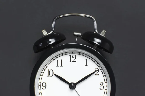Relógio de alarme retro preto no fundo escuro cinza vista superior Flat lay espaço de cópia. fundo minimalista, conceito de tempo, prazo, tempo de trabalho, manhã — Fotografia de Stock