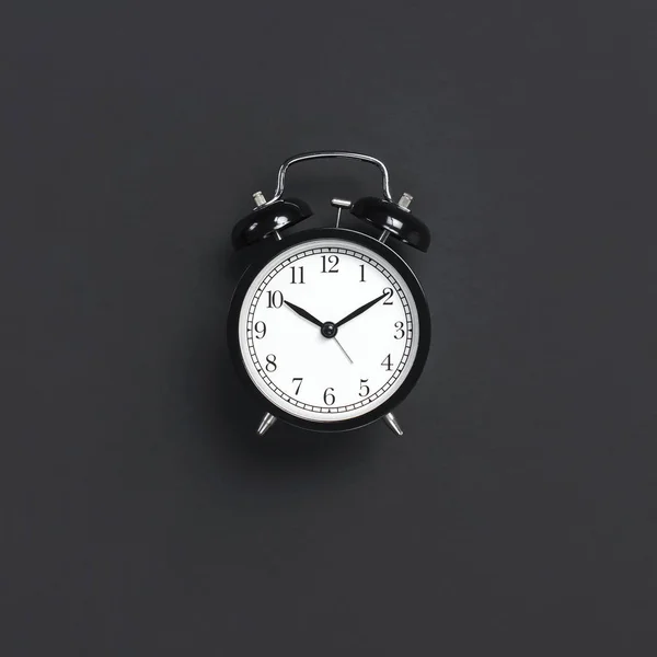 Reloj despertador retro negro sobre fondo gris oscuro vista superior Flat lay copy space. Antecedentes minimalistas, concepto de tiempo, plazo, tiempo para trabajar, mañana —  Fotos de Stock