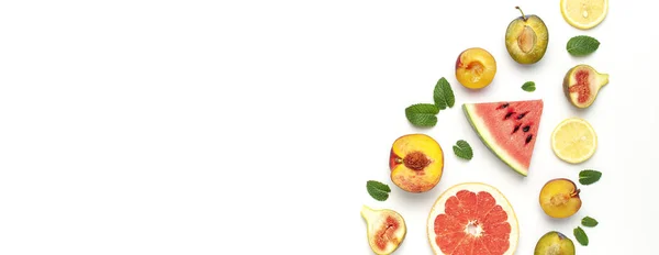 Концепция тропических летних фруктов. Творческая компоновка из свежих спелых арбузов, персиков, сливы, инжира, лимона, грейпфрута и мятных листьев на белом фоне. Плоская лежала, вид сверху, копировальное пространство. Продукты питания — стоковое фото