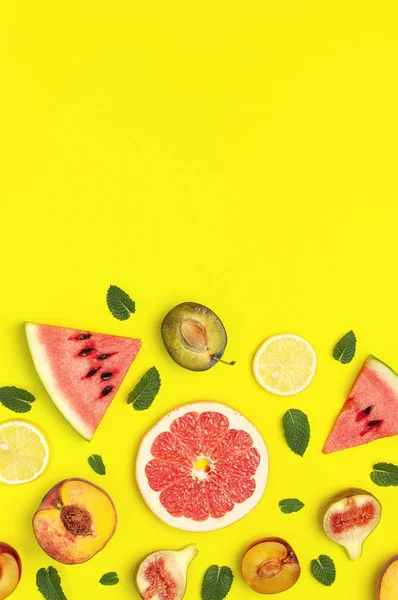 열대 여름 과일 개념입니다. 신선한 잘 익은 수박, 복숭아, 자두, 무화과, 레몬, 자몽과 민트 잎노란색으로 만든 창조적 인 레이아웃. 플랫 레이, 상단 보기, 복사 공간. 음식 배경 — 스톡 사진