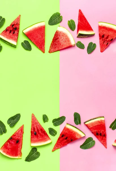 Watermeloen patroon. Sappige plakjes rijpe rode watermeloen en Mint bladeren op veelkleurige roze en groene achtergrond. Platte lay, bovenaanzicht, kopieer ruimte. Creatief zomer voedsel concept — Stockfoto