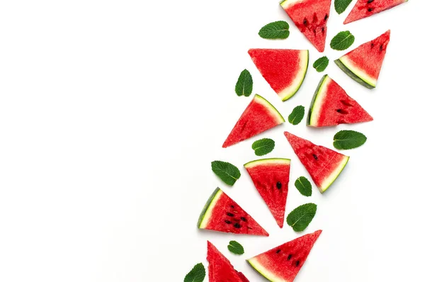 수박 무늬. 잘 익은 붉은 수박과 민트 잎의 육즙 조각흰색 배경에. 플랫 레이, 상단 보기, 복사 공간. 창의적인 여름 음식 컨셉 — 스톡 사진