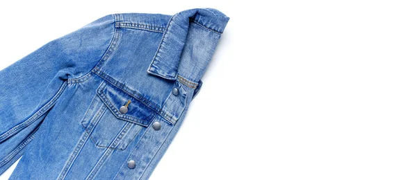 Close-up blaue Jeansjacke auf isoliertem weißem Hintergrund Draufsicht flach lag Kopierraum. Jeans, modische Jacke, Damen- oder Herrenmode, modischer Hintergrund. Ladenkonzept, Verkauf — Stockfoto