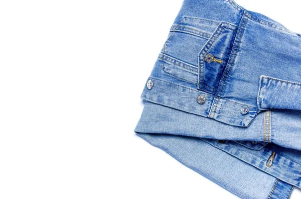 Close-up jaqueta de ganga azul no fundo branco isolado vista superior plana leigos espaço de cópia. Denim, jaqueta elegante, roupas de tendência feminina ou masculina, fundo de moda. Conceito de loja, venda — Fotografia de Stock