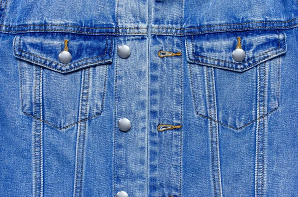 Close-up Jaket denim biru pada latar belakang putih yang terisolasi Ruang fotokopi rata. Jaket Denim, modis, pakaian trend wanita atau pria, latar belakang mode. Toko konsep, penjualan — Stok Foto