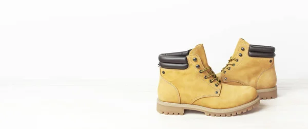 Gula mäns arbete stövlar från naturligt nubuck läder på trä vit bakgrund. Trendiga casual skor, ungdoms stil. Begreppet reklam höst vinter skor, försäljning, butik — Stockfoto