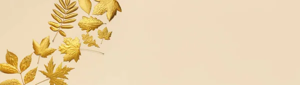 Flach lag die kreative Herbstkomposition. Goldene Blätter auf beigem Hintergrund von oben kopieren den Raum. Herbstkonzept. Herbst im Hintergrund. Minimale Konzeptidee, florales Design — Stockfoto