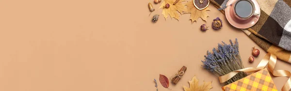 Осенняя плоская композиция. Чашка чая, осенние сухие листья, цветы роз, лаванда, подарочный мешок конусы декоративные гранатовые коричные палочки на коричневом розовом фоне вид сверху. Осень, осенняя концепция — стоковое фото