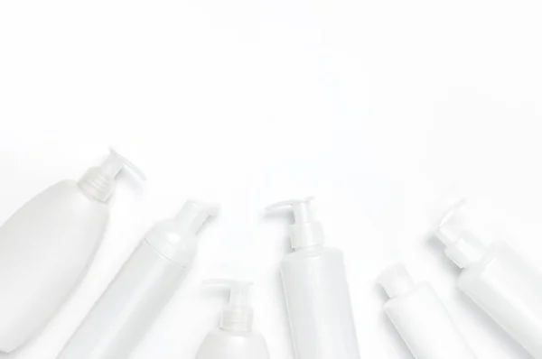 Valkoinen kosmeettinen pullo säiliöt valkoisella pohjalla ylhäältä näkymä tasainen makasi tilaa tekstiä. Kosmetiikka SPA brändäys mock-up, Luonnon orgaaninen kauneus tuote käsite, Minimalismi kosmetiikka tyyli — kuvapankkivalokuva