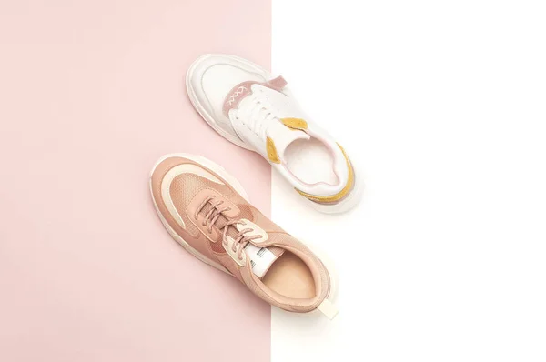 Tênis femininos diferentes no fundo rosa branco. Blog de moda ou conceito de revista. Sapatos femininos, tênis da moda, moda, estilo, estilo de vida. Flat lay top view espaço de cópia fundo mínimo — Fotografia de Stock