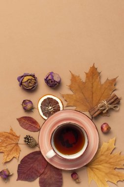 Sonbahar daire kompozisyon yatıyordu. Fincan çay, sonbahar kuru parlak yaprakları, güller çiçekler, turuncu daire, koni, dekoratif nar, tarçın kahverengi bej arka plan üst görünümü üzerinde sopa. Sonbahar, Güz konsepti