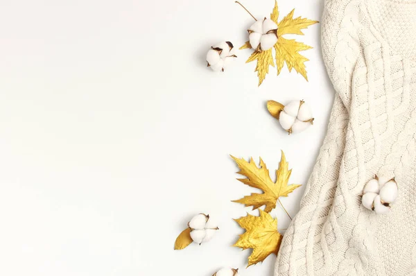 平铺秋季组成。针织羊毛浅米色毛衣或格子，金色干叶，棉花在白色背景顶视图复制空间。秋天，秋天的概念 — 图库照片
