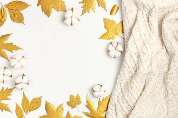 Composition plate de l'automne. Pull ou carreaux tricotés en laine beige clair, feuilles dorées sèches, fleurs de coton sur fond blanc vue du dessus espace de copie. Automne, concept d'automne — Photo