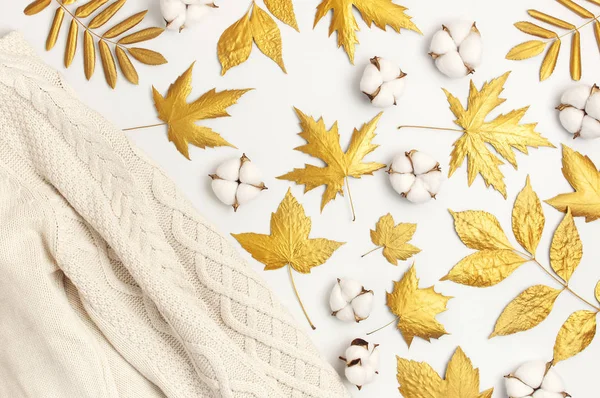 平铺秋季组成。针织羊毛浅米色毛衣或格子，金色干叶，棉花花在白色背景顶视图。秋天，秋天的概念 — 图库照片