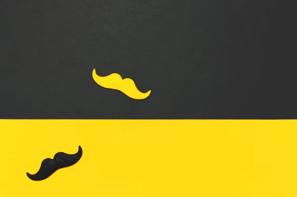 Conceito de decoração de festa criativa. bigode preto e amarelo, adereços para cabines de fotos, festas de carnaval em fundo amarelo preto vista superior plana espaço de cópia Dia do pai Saúde dos homens mês de conscientização — Fotografia de Stock