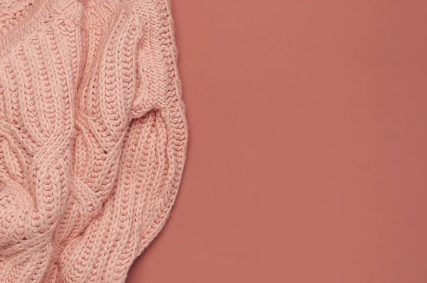 Composición plana de otoño. Jersey femenino de punto de lana rosa o cuadros sobre fondo marrón burdeos vista superior espacio de copia. Concepto de caída. Color de la moda, cosa acogedora de otoño de moda, ropa — Foto de Stock