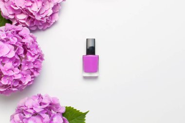 Dekoratif kozmetikler, oje. Pembe ortanca üst görünümü Düz çiçekler ihya açık arka plan üzerinde manikür çivi için farklı vernikler seti mock yatıyordu. Kadın kozmetikleri. Güzellik blogger kavramı