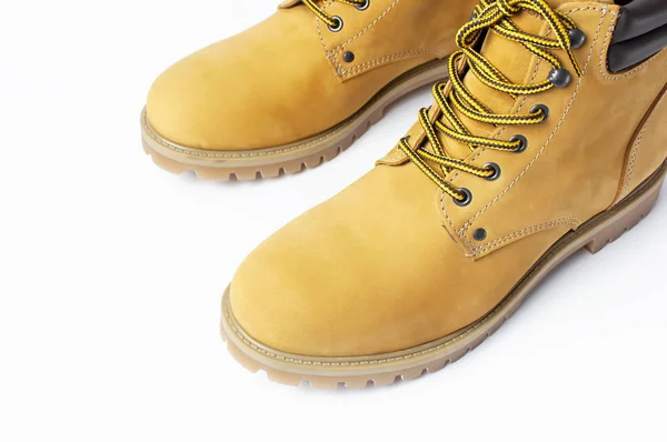 Close-up Giallo mens stivali da lavoro in pelle nabuk naturale isolato su sfondo bianco. Scarpe casual alla moda, stile giovanile. Concetto di pubblicità autunno inverno scarpe, vendita, negozio — Foto Stock