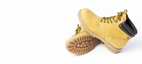 Κίτρινα Ανδρικά παπούτσια εργασίας από φυσικό δέρμα nubuck απομονωμένα σε λευκό φόντο. Μοντέρνα casual παπούτσια, στυλ νεότητας. Έννοια της διαφήμισης φθινόπωρο χειμερινά παπούτσια, πώληση, κατάστημα — Φωτογραφία Αρχείου