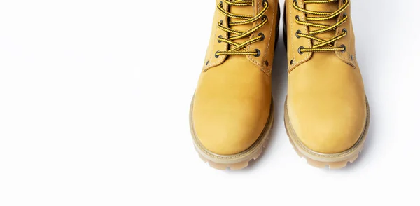 Κοντινό-up κίτρινο άνδρες μπότες εργασίας από φυσικό δέρμα nubuck απομονωθεί σε λευκό φόντο. Μοντέρνα casual παπούτσια, στυλ νεότητας. Έννοια της διαφήμισης φθινόπωρο χειμερινά παπούτσια, πώληση, κατάστημα — Φωτογραφία Αρχείου