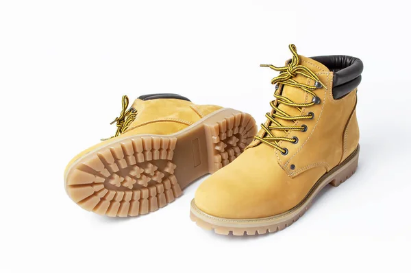 Gele mens werk laarzen van natuurlijke nubuck leer geïsoleerd op witte achtergrond. Trendy casual schoenen, jeugd stijl. Concept van reclame herfst winter schoenen, verkoop, winkel — Stockfoto