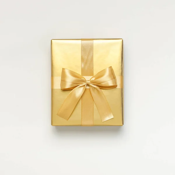 平铺秋假期概念。金色礼品或带丝带的礼品盒位于浅灰色背景顶部视图复制空间。惊喜，祝贺，生日，贺卡 — 图库照片