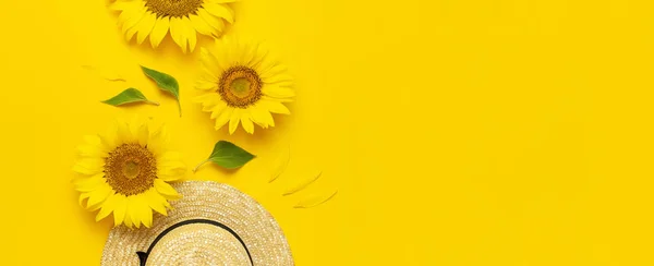 Прекрасні свіжі соняшники, солом'яний капелюх на яскраво-жовтому тлі. Плоский простір копіювання зверху. Осінь або літо Концепція, час збору врожаю, сільське господарство. Соняшник природний фон. Квіткова картка — стокове фото