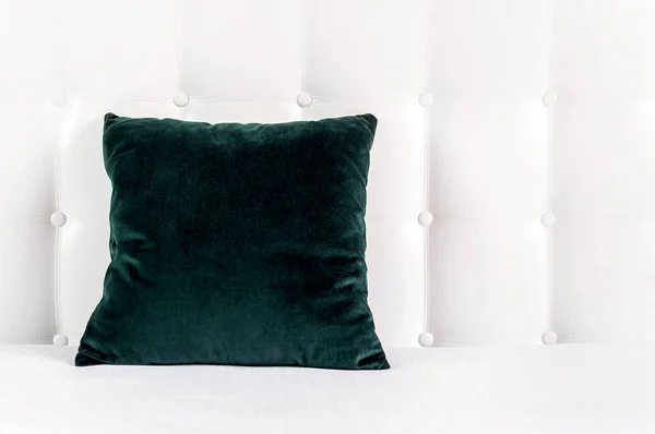 Jasne miękkie poduszki dekoracyjne w łóżku na tle skórzane pikowane wezgłowie. Szmaragd i pomarańczowy Poduszka, część łóżka zbliżenie, komfort. Pikowane wezgłowie tło, wnętrza — Zdjęcie stockowe