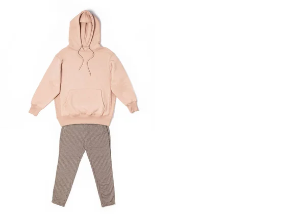 Sweat femme rose pêche avec poche et capuche, pantalon au motif classique isolé sur fond blanc. Vêtements pour femmes à la mode, sweat à capuche, style décontracté pour les jeunes, sports. Mode d'automne — Photo