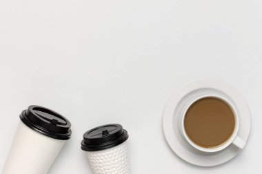 Kahve ya da çay fincanı, açık gri arka plan manzaralı beyaz fincanlı düz fotokopi alanı. Kahve fincanını çıkar, manken. Tasarım için asgari bileşim, düzen