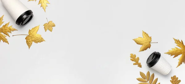 Kaffee- oder Teepapierbecher, goldene Herbstblätter auf hellgrauem Hintergrund von oben flach gelegt. Kaffeetasse zum Mitnehmen, Attrappe. Kaffee Liebe, Layout für Design. Herbstkonzept. Herbsthintergrund. Kopierraum — Stockfoto
