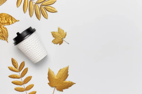 咖啡或茶纸杯，金秋叶在浅灰色背景顶景平地躺着。拿走咖啡杯，模型。咖啡爱，布局设计。秋季概念。秋季背景。复制空间 — 图库照片