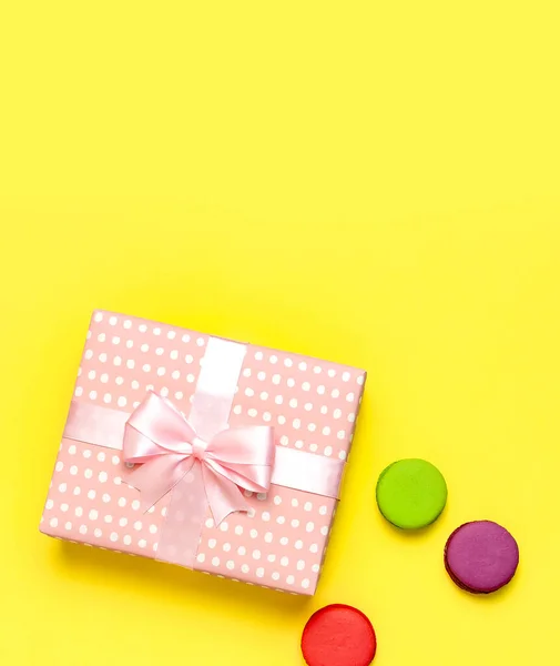 Geschenk-oder Geschenkbox, Kuchen-Macaron oder Makronen auf gelbem Hintergrund Draufsicht. Kreative flache Komposition für Feier, Feiertag, Geburtstag, Valentinstag, 8. März, Muttertag, Hochzeit — Stockfoto