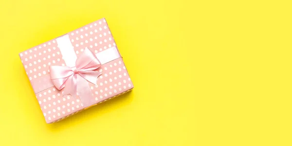 Sarı arka plan manzaralı güzel kurdeleli hediye ya da hediye kutusu. Kutlama, tatil, doğum günü, Sevgililer Günü, 8 Mart, Anneler Günü, düğün için düz kompozisyon. Tebrikler. — Stok fotoğraf