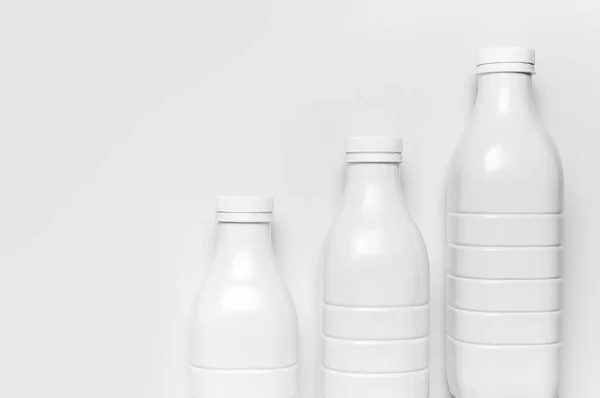 Białe plastikowe pojemniki na produkty mleczne na jasnoszare tło widok z góry płaskie układanie. Plastikowa butelka z jogurtem Kefir. Makieta szablonu opakowania. Układ dla Twojego projektu — Zdjęcie stockowe