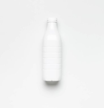 Süt ürünleri için beyaz plastik şişe kapları açık gri arka plan üst görünüm düz yatıyordu. Plastik Kefir Yoğurt Şişe Sütü. Paketleme şablonu modeli. Tasarımınız için düzenName