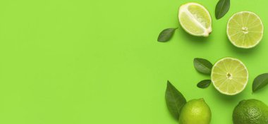Taze sulu limon ve parlak yeşil arka planda yeşil yapraklar. Üst görünüm düz kopya alanı. Yaratıcı gıda geçmişi, tropikal meyve, C vitamini, narenciye. Bütünüyle kompozisyon ve limon dilimleri