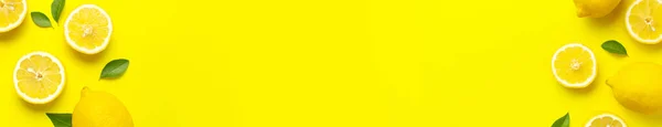 Творческий фон со свежими лимонами и зелеными листьями на ярко-желтом фоне. Плоское копировальное пространство с видом сверху. Цитрусовые лимона минимальная концепция витамина С Состав с целыми ломтиками лимонов — стоковое фото