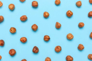 Yaratıcı gıda düzeni. Mavi arkaplandaki fındıklar üst görünüm kopyalama alanı. Yiyecek kavramı, sağlıklı beslenme, fındık, sağlıklı yağ. Fındık ezmesi. Ceviz deseni. Organik sağlıklı vejetaryen atıştırması