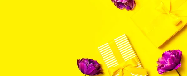 Knallgelber Geschenkkarton Mit Band Und Lila Tulpen Auf Gelbem Hintergrund — Stockfoto